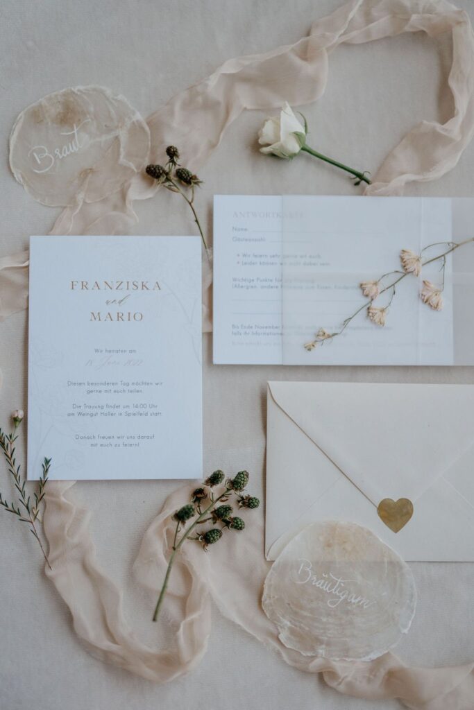 Hochzeitseinladung von Franziska und Mario mit Seidenband, Wachssiegel und Brombeerzweig – Flatlay