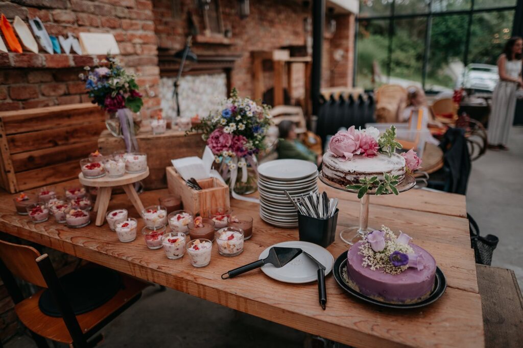 Selbstgemachtes veganes Kuchenbuffet auf dem Holztisch