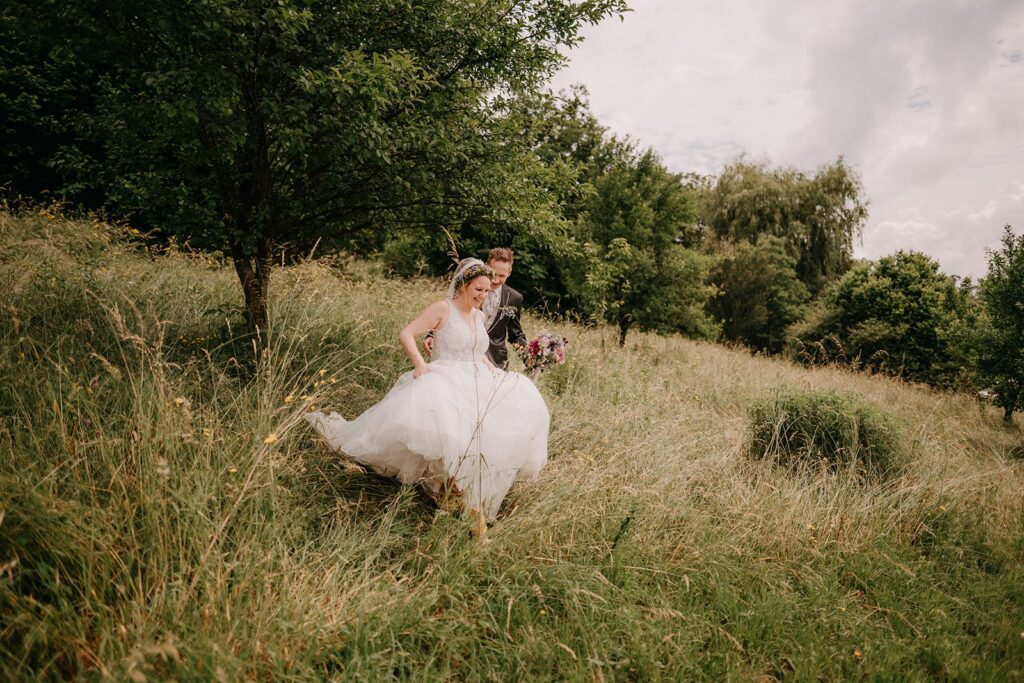 Brautpaar macht Brautpaarfotos bei der Hochzeitslocation Vom Hügel