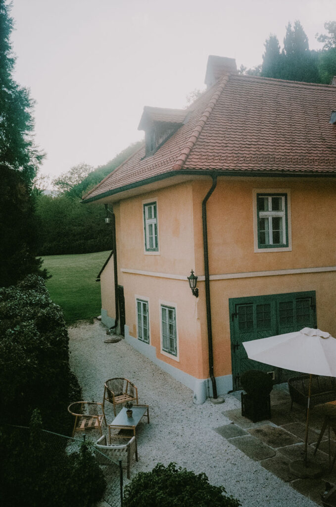 Romantisches Gästehaus im Aiola im Schloss St. Veit mit gemütlicher Terrasse und Blick ins Grüne – analog fotografiert auf Portra 400.