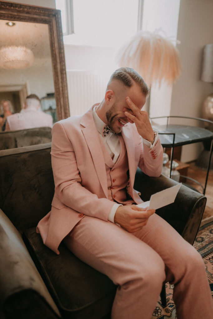 Der Bräutigam liest emotional den Brief der Braut – inniger Moment beim Getting Ready vor der Hochzeit.
