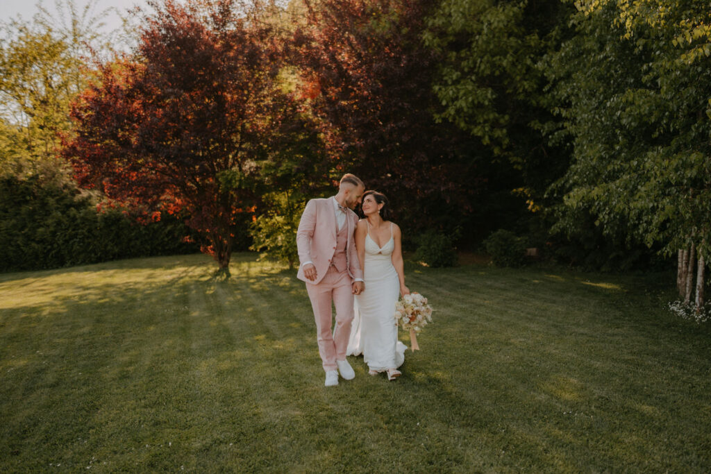 Lizz und Chris beim Spaziergang durch den Garten – ein Moment voller Leichtigkeit und Freude.