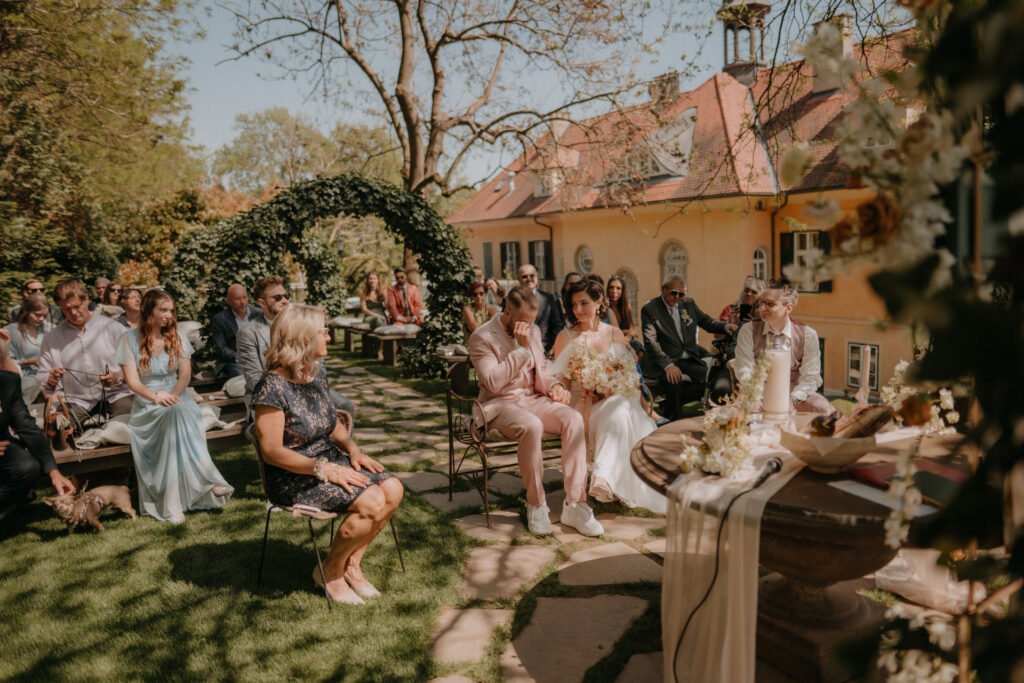 Lizz & Chris bei der Trauung im Garten – emotionale Momente unter freiem Himmel