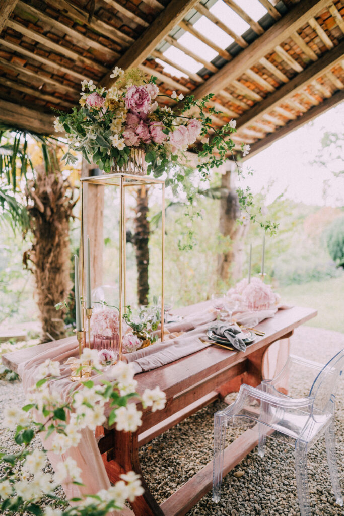 Fine Art Hochzeitstisch mit Blumen, goldenen Kerzenhaltern und floraler Deko