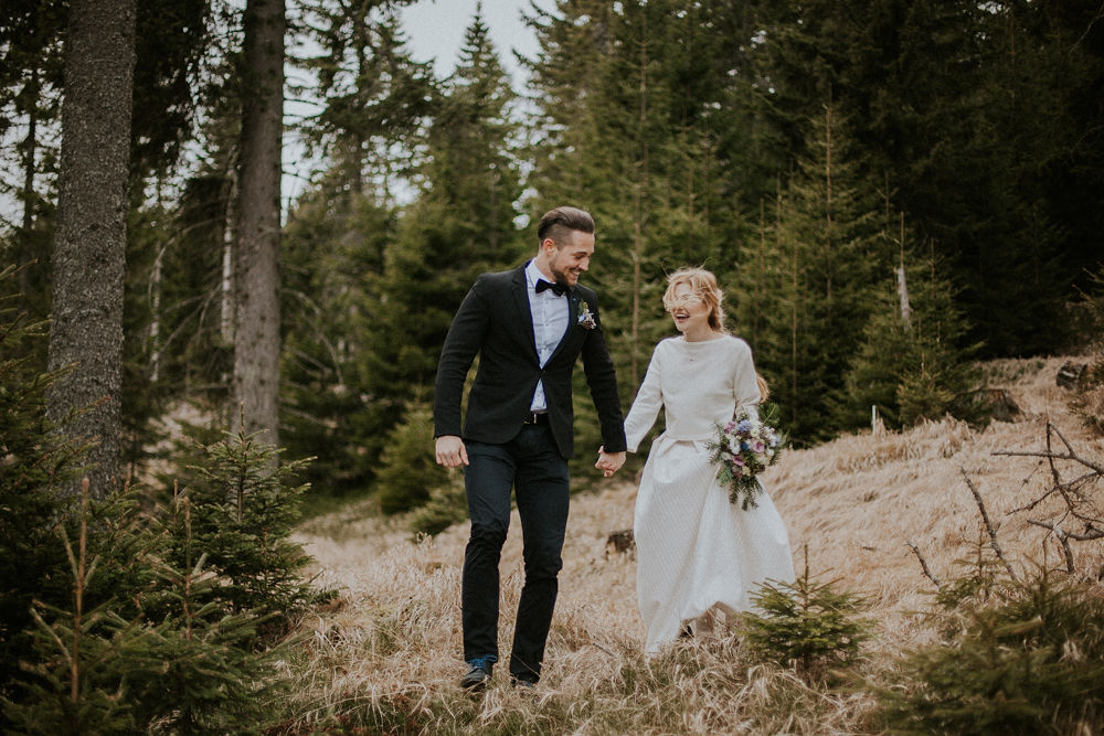 Hochzeit im Wald mit Brautpaar – natürliche Hochzeitsreportage in der Steiermark