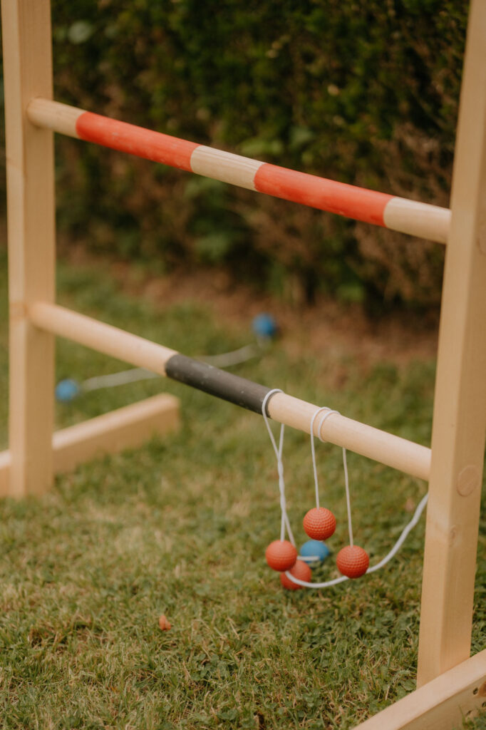 Garten-Holzspiel mit bunten Kugeln, das für die Hochzeitsgäste bereitsteht und für Unterhaltung sorgt.