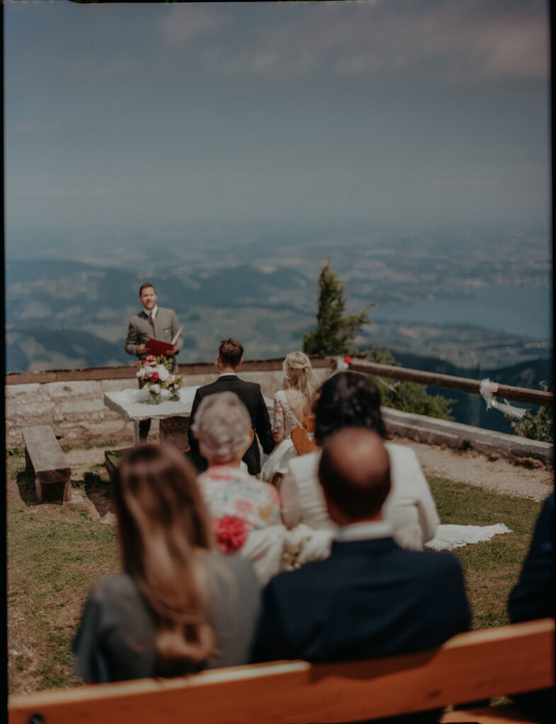 Gäste sitzen bei der freien Trauung am Feuerkogel mit Blick auf das Bergpanorama