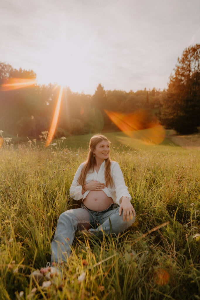 Emotionale Schwangerschaftsfotos bei goldenem Abendlicht