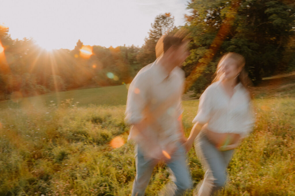 Emotionale Schwangerschaftsfotos bei goldenem Abendlicht