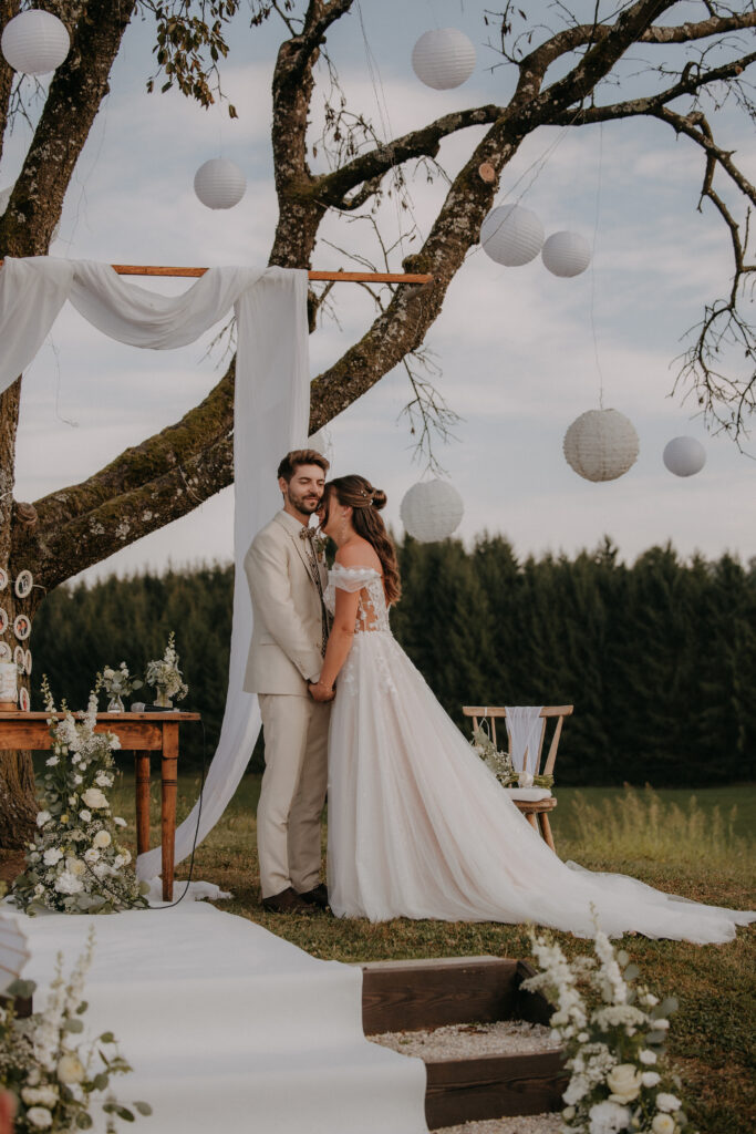 Freie Trauung unter einem Baum mit weißen Papierlaternen – romantische Hochzeitszeremonie in der Steiermark
