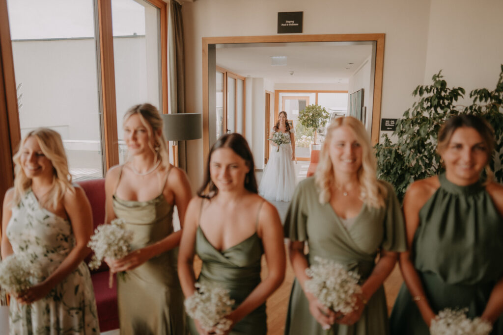 First Look der Braut mit ihren Brautjungfern – natürliche und emotionale Hochzeitsfotografie in der Steiermark