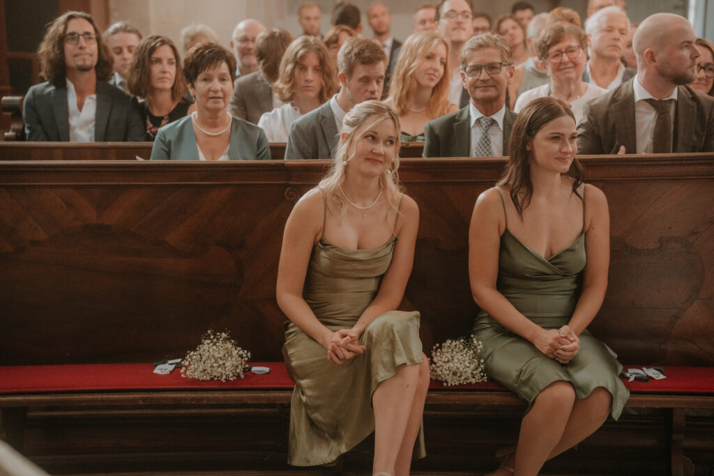 Emotionale Hochzeitsgesellschaft in der Kirche – authentische Hochzeitsreportage in der Steiermark von Pixellicious Fotografie