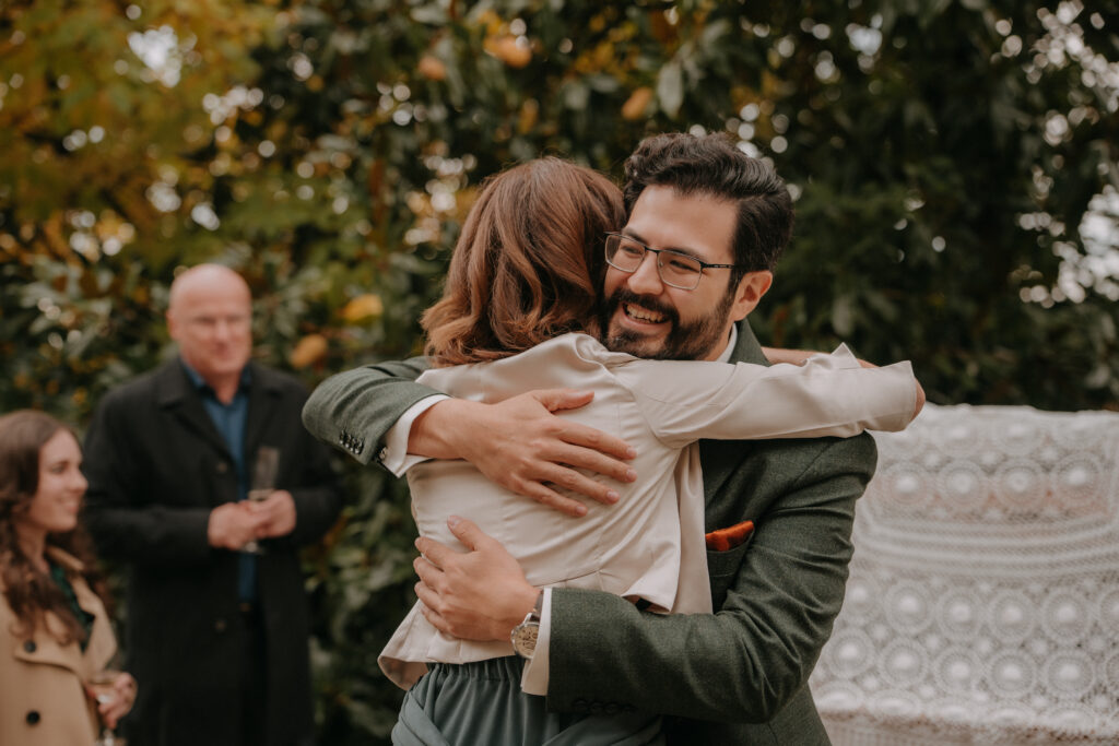 Emotionale Umarmung während einer Herbsthochzeit in der Steiermark – natürliche und gefühlvolle Hochzeitsreportage von Pixellicious Fotografie