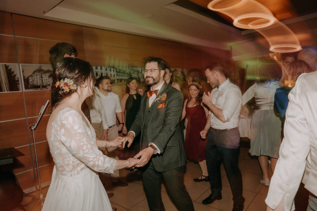 Braut und Bräutigam tanzen eng umschlungen auf der Hochzeitsfeier, romantischer erster Tanzmoment bei der Feier nach der Waldhochzeit.