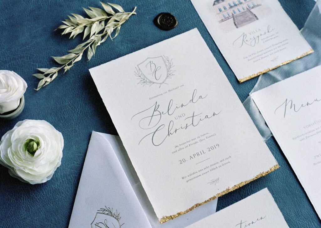 Edle Hochzeitseinladung fotografiert auf Film