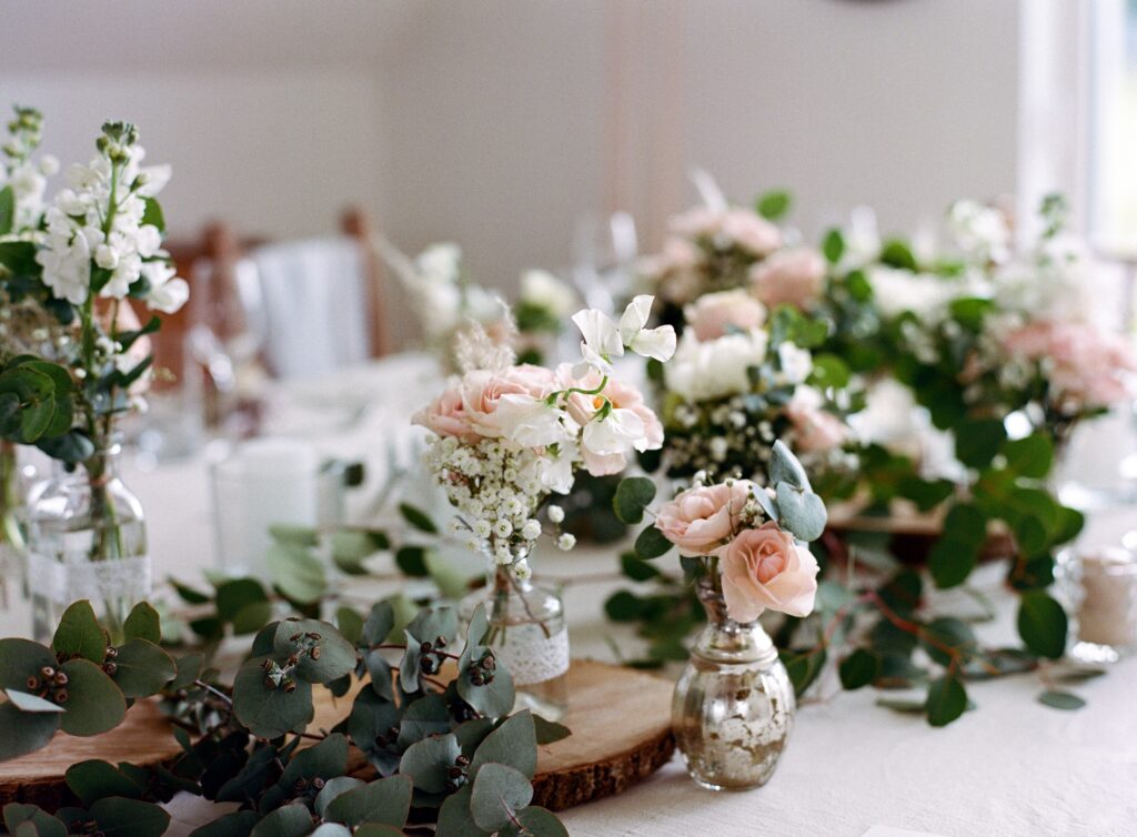 Florale Tischdekoration bei einer Hochzeit fotografiert auf Film
