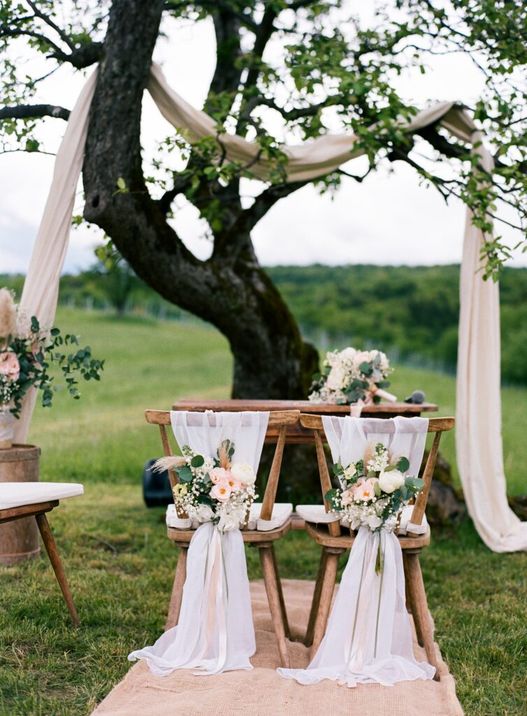 Freie Trauung unter einem Baum fotografiert auf analogem Film
