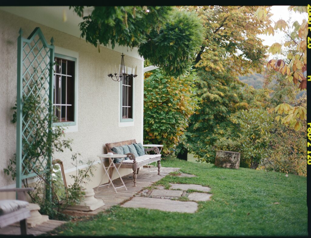 Brautschuhe und Blumenstrauß als Hochzeitsdetail fotografiert