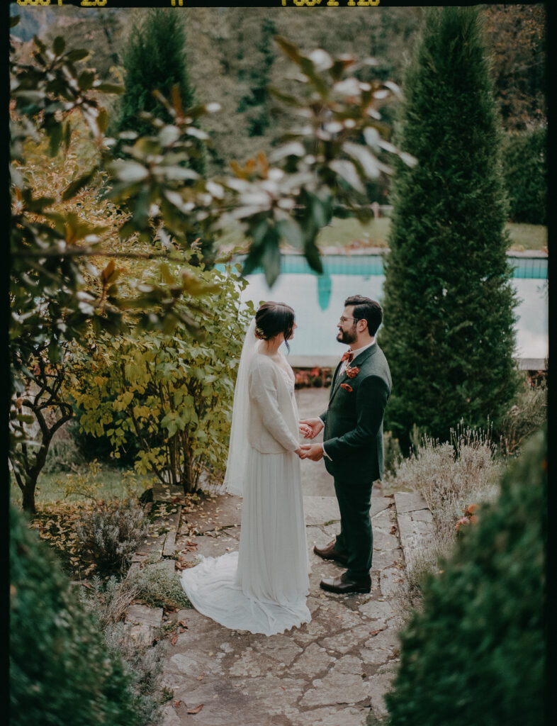 Brautpaar bei einer Gartenhochzeit bei der Hochzeitslocation Waldhochzeit in Pirching/Traubenberg in natürlicher Umgebung