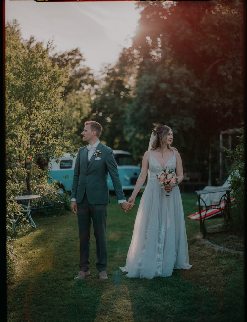 Brautpaar Portrait im warmen Abendlicht bei einer Hochzeit in der Träumerei im Burgenland
