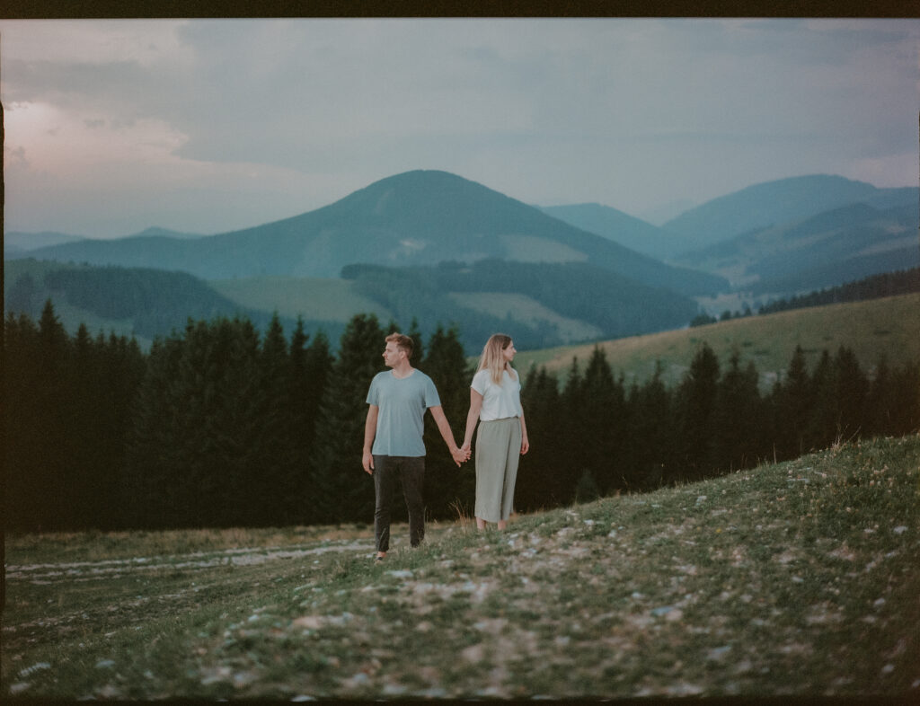 Paar in Berglandschaft fotografiert mit analoger Kamera