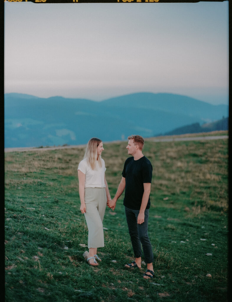 Paarshooting in den Bergen fotografiert auf analogem Film