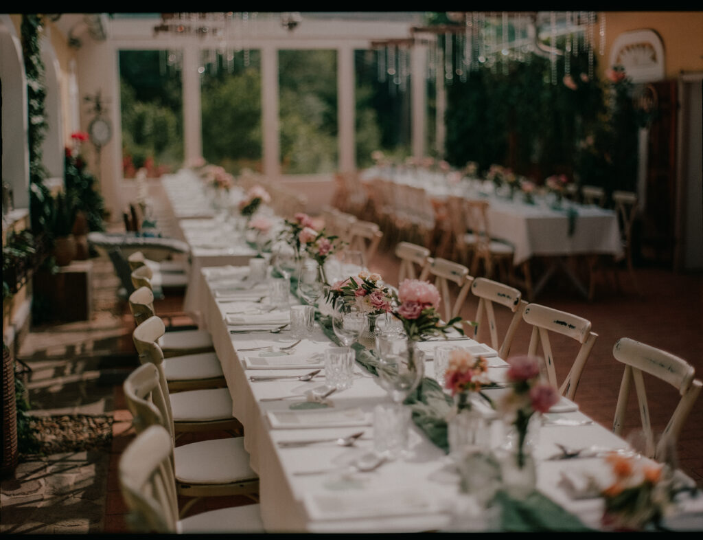 Festlich gedeckte Hochzeitstafel mit floraler Tischdekoration bei der Träumerei im Burgenland