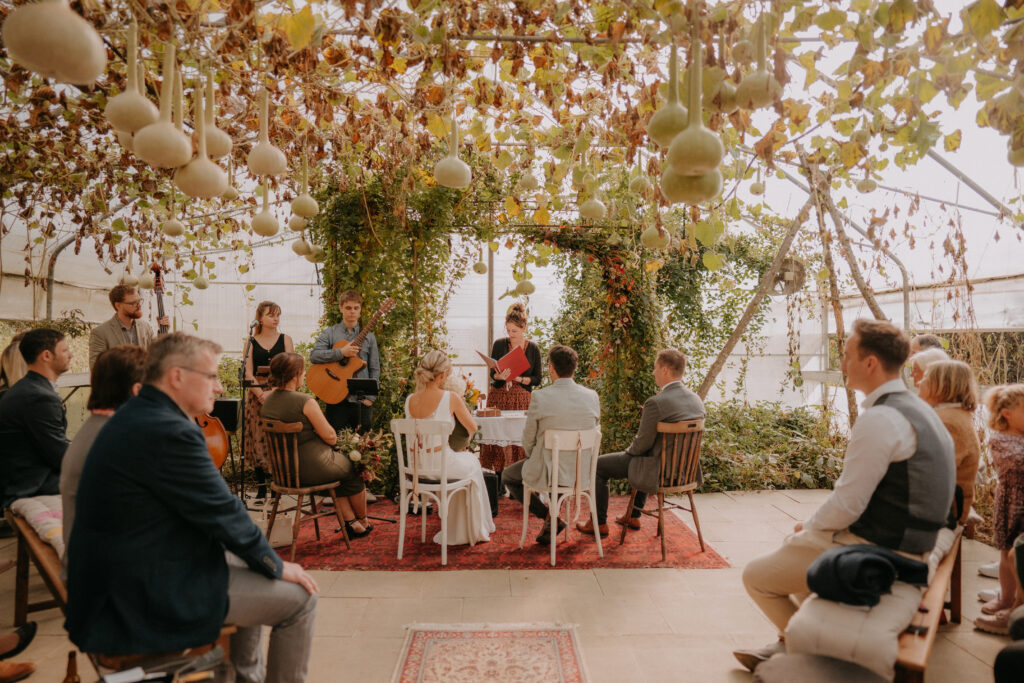 Heiraten in einem Glashaus, Vom Hügel