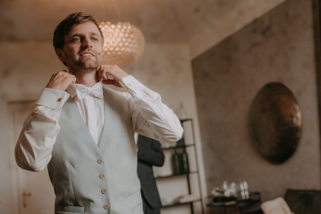 Vorbereitungen des Bräutigams am Hochzeitstag