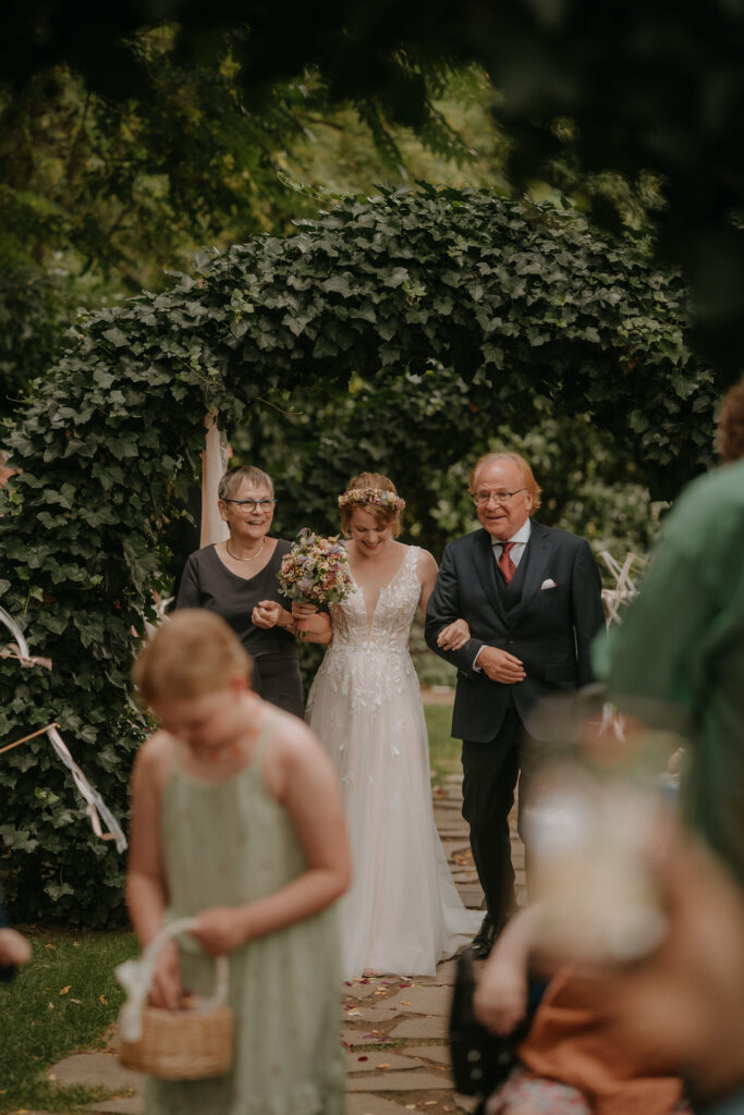 Freie Trauung im Garten im Aiola Schloss St. Veit
