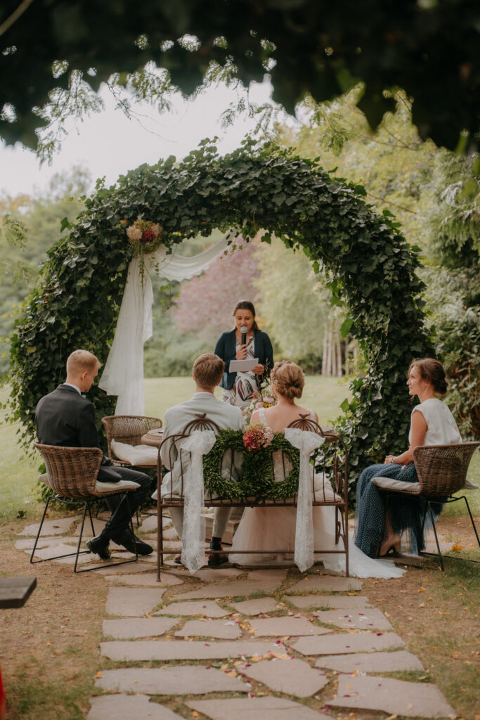 Freie Trauung im Garten im Aiola Schloss St. Veit
