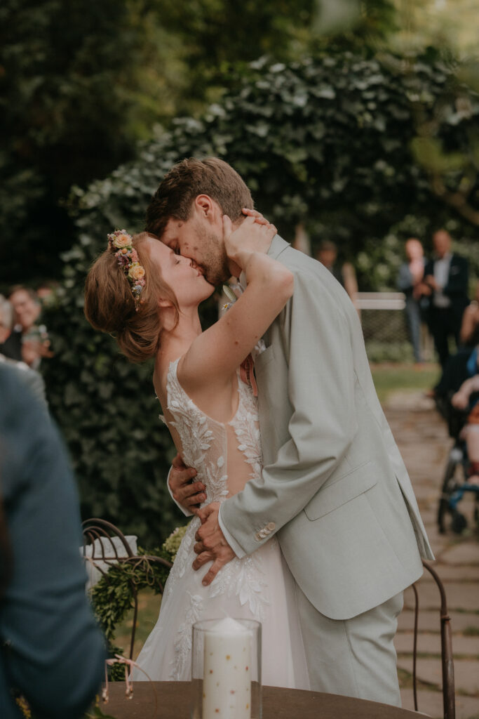 Freie Trauung im Garten im Aiola Schloss St. Veit
