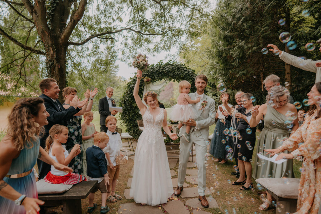 Freie Trauung im Garten im Aiola Schloss St. Veit
