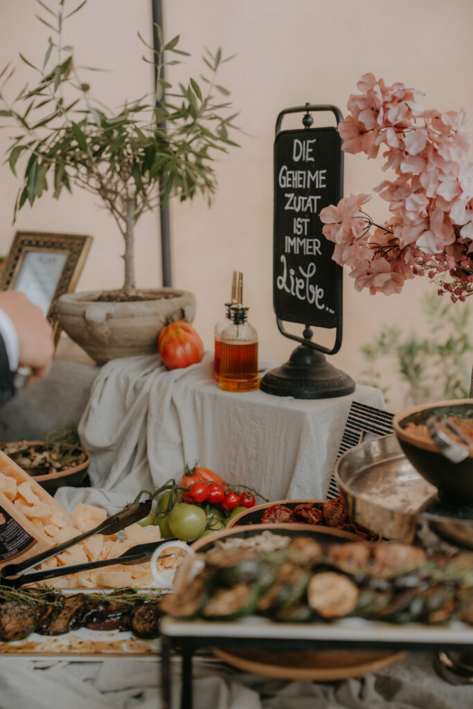 Hochzeitsdetails mit Einladung, Schmuck und Blumen
