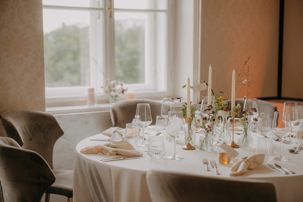 Hochzeitsdetails mit Einladung, Schmuck und Blumen
