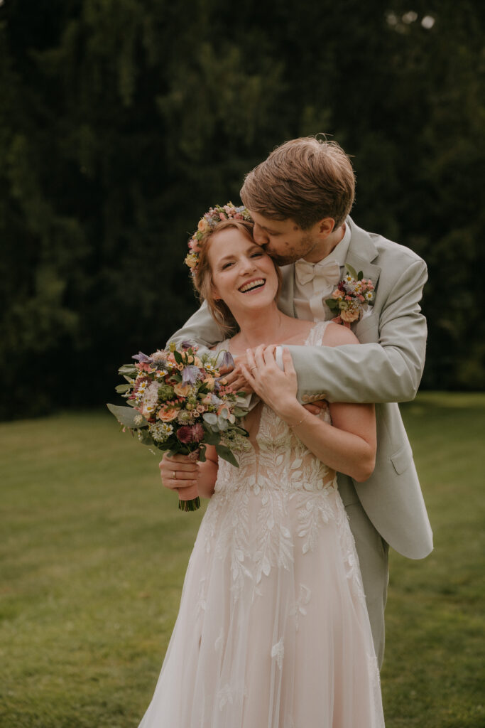 Brautpaar bei Hochzeit im Aiola Schloss St. Veit in Graz
