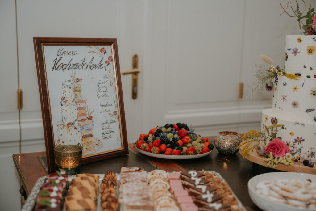 Hochzeitsdetails mit Einladung, Schmuck und Blumen
