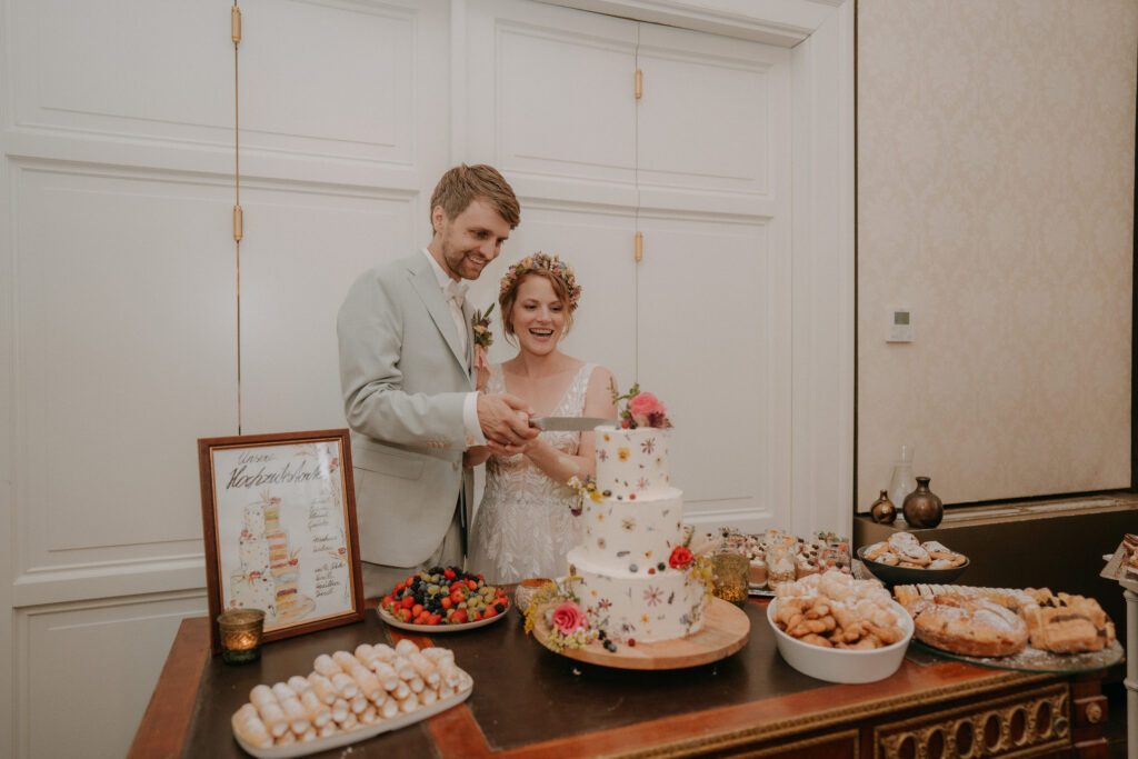 Hochzeitsdetails mit Einladung, Schmuck und Blumen
