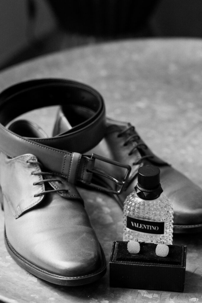 Vorbereitungen des Bräutigams am Hochzeitstag