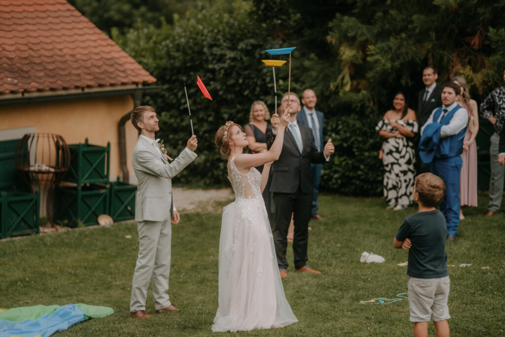 Hochzeitsfeier im Freien mit Gästen und Freunden
