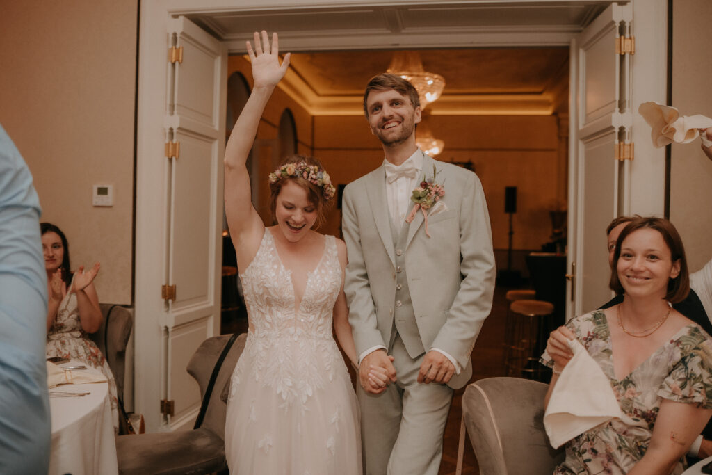 Hochzeitsfeier im Freien mit Gästen und Freunden
