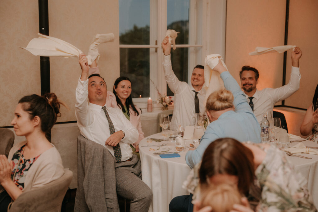 Hochzeitsfeier im Freien mit Gästen und Freunden
