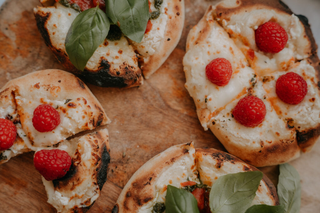 Hochzeitsdetails mit Einladung, Schmuck und Blumen
