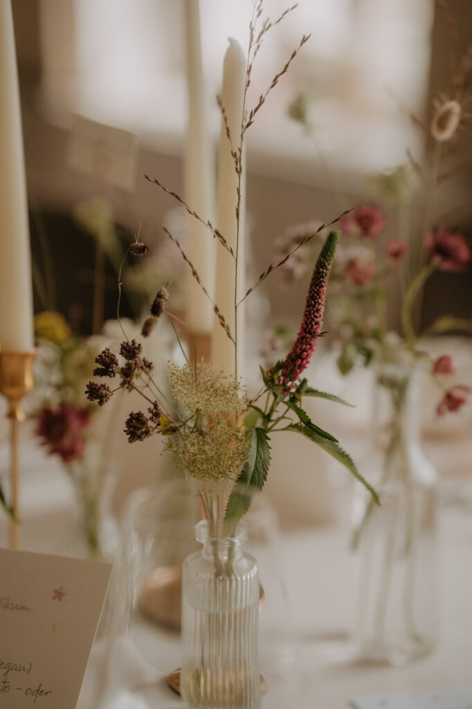 Hochzeitsfeier im Freien mit Gästen und Freunden
