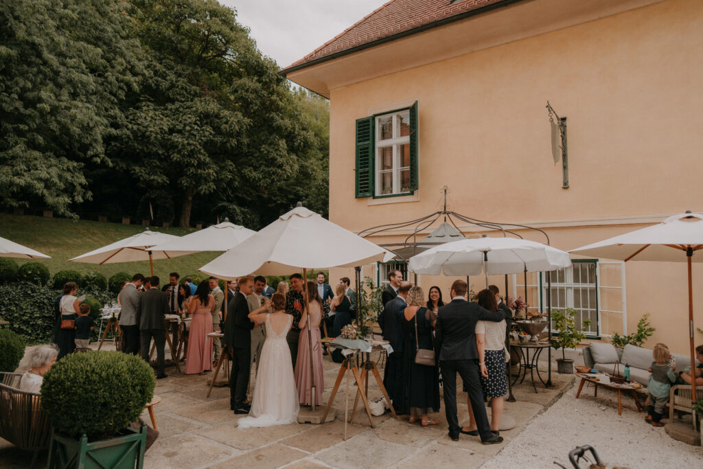 Hochzeitsfeier im Freien mit Gästen und Freunden

