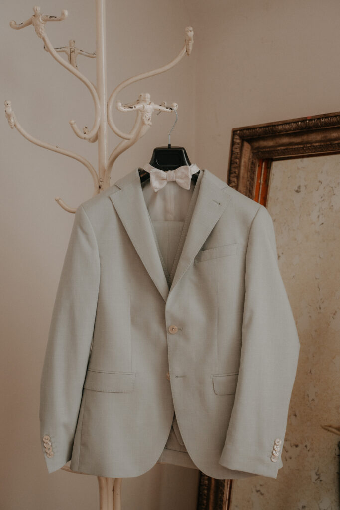 Vorbereitungen des Bräutigams am Hochzeitstag