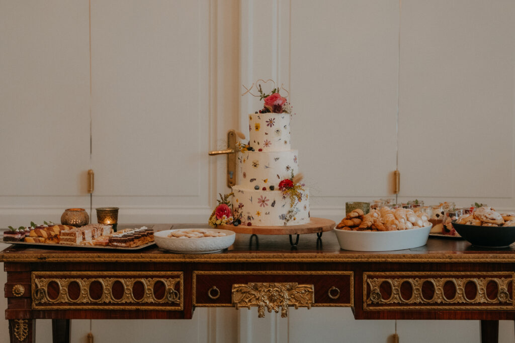Hochzeitsfeier im Freien mit Gästen und Freunden
