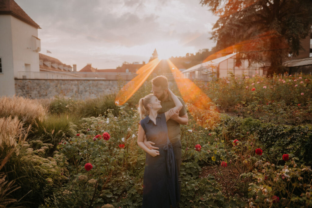 Brautpaar im Rosengarten des Burggartens Graz bei Sonnenuntergang