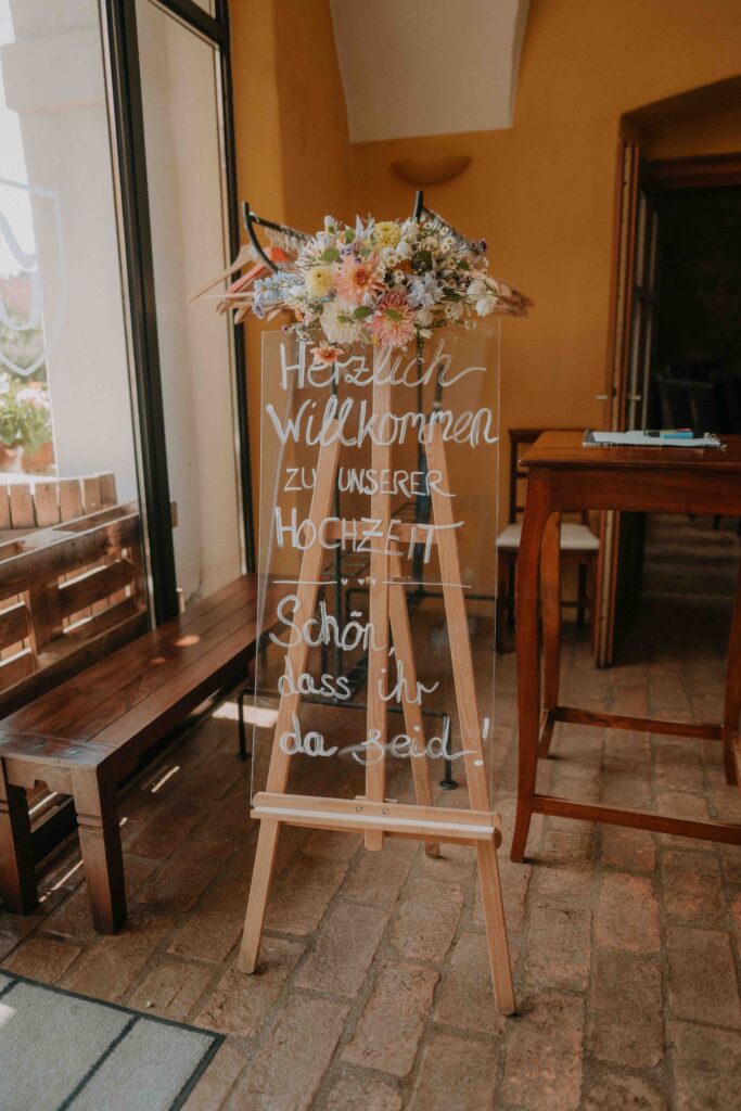 Handgeschriebenes Willkommensschild bei einer veganen Hochzeit im Schloss Ottersbach Steiermark