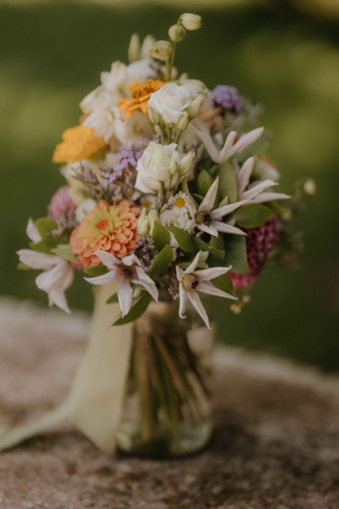 Pastelliger Sommerbrautstrauß mit Wildblumen – naturverbundene Hochzeit im Schloss Ottersbach